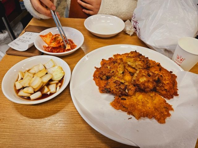 A popular snack shop at Dongdaemun Traditional Market, Soonhuinae Bindaedddeok