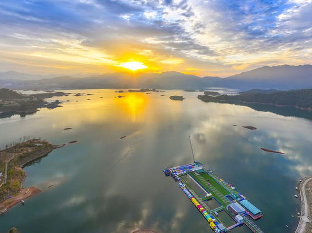 Dazzling red sun and rosy clouds fill Thousand Island Lake