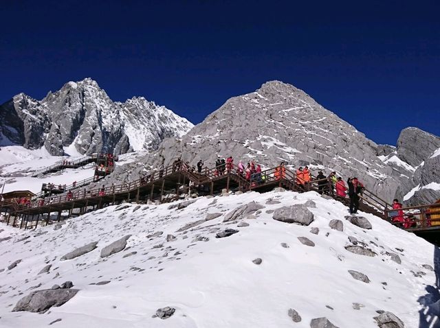 玉龍十三峰，險奇美秀，雲南納西族人的神山