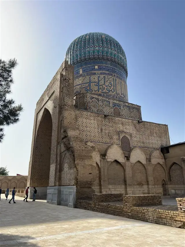 The Elderly Wife of Amir Timur — Bibi Khanym's Lasting Legacy in Samarkand