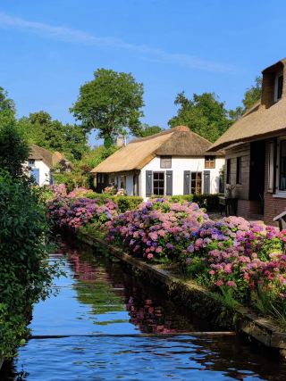 Giethoorn in Spring: A Fairytale Boat Ride Through the “Dutch Venice”