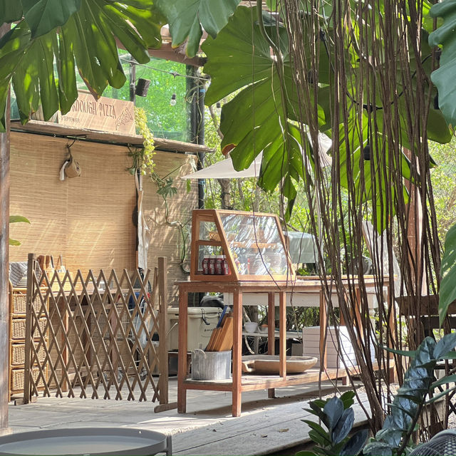 คาเฟ่ใต้ต้นไม้ใหญ่สุดชิล สระบุรี