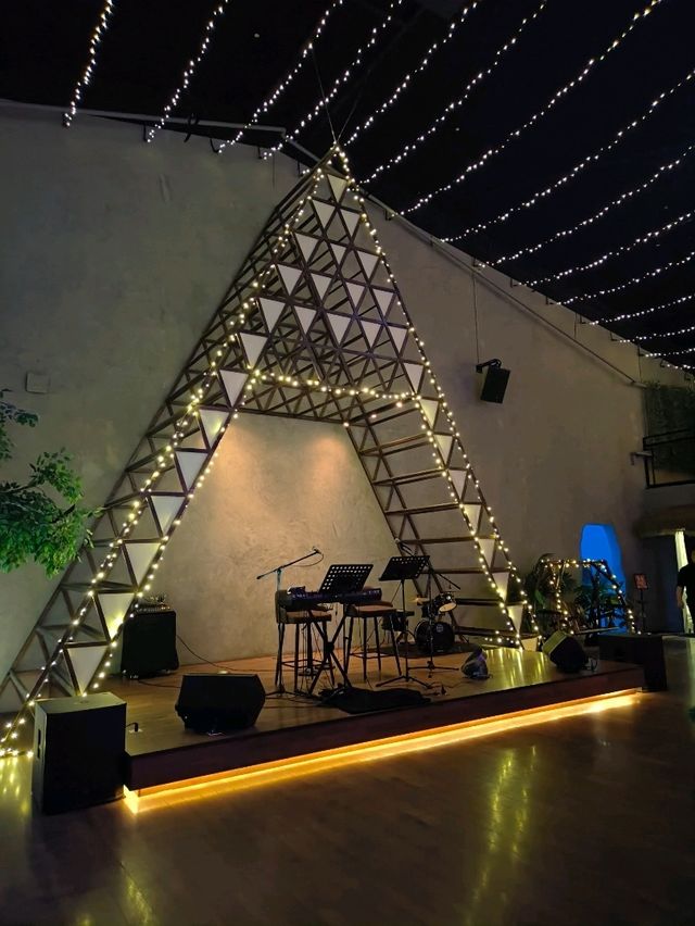 Live Music, Lights, and Lots of Cheese