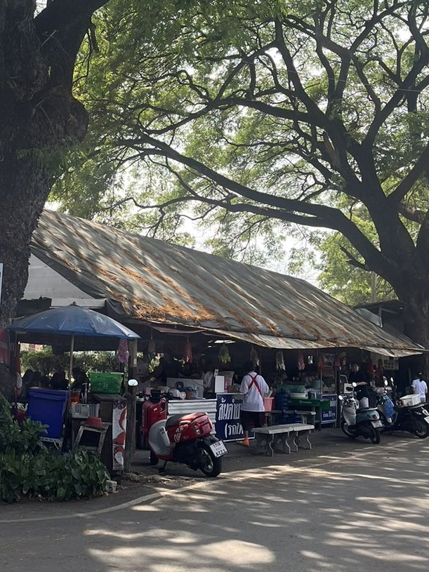 ส้มตำยายขัน ริมทางรถไฟสุดแซ่บ