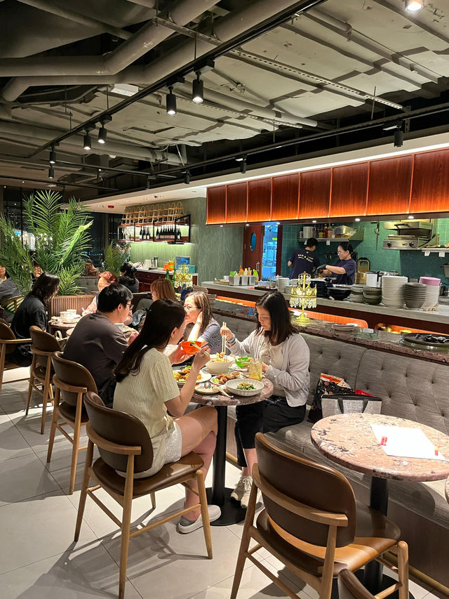  📍荃灣海之戀Kopitiam By SAYA✨充滿東南亞風味，餐廳環境舒適，店員服務熱情💗而且晚上八點後入座，更可享受海鮮七折優惠，性價比超高🤟🏻