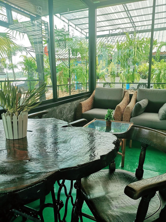 จิบแฟแลนา ที่ร้านเดชอุ่ม กาแฟ
