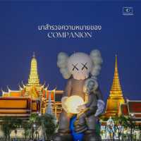 เมื่อ KAWS  มาพักร้อนที่สนามหลวง ✨☀️