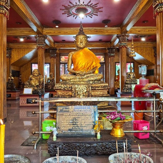 สักการะพระพุทธชินราชจำลองที่วัดสายไหม