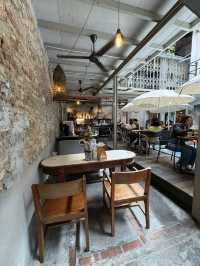 Kafe Kleptokrat with Stunning Swimming Pool and Greenery