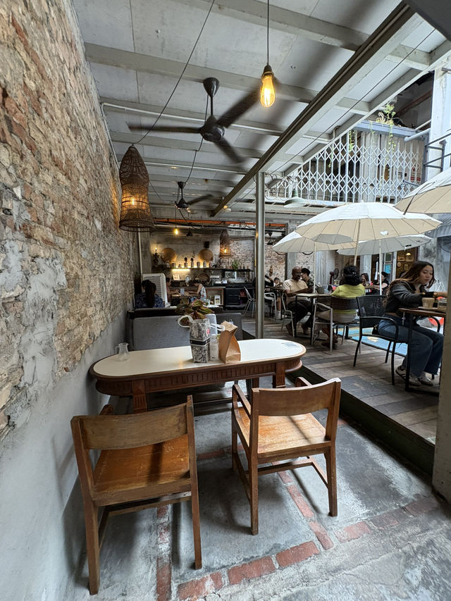 Kafe Kleptokrat with Stunning Swimming Pool and Greenery