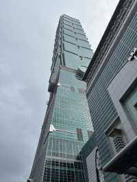 台北101 耐風ダンパーと展望室からの霧がかった眺め