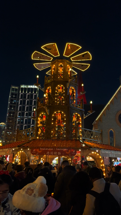 #postandearn 

Who says you can’t find Christmas magic in the heart of Shanghai?
The Bund transformed into a cozy European-style Christmas market, and it honestly felt like stepping into a holiday movie. ❄️🎅

Twinkling fairy lights draped along the historic skyline, wooden stalls filled with handmade crafts, mulled wine in hand, and Christmas carols floating through the air — it was festive, heartwarming, and absolutely magical. 🕯️✨

I wandered through rows of artisan goodies, tasted warm pretzels and roasted chestnuts, and even found the cutest hand-painted ornaments to take home. 🎁🧤 The best part? Sipping hot chocolate while watching the lights reflect on the Huangpu River. Just… wow.

Every corner of the market had something to offer — photo spots with glowing reindeer, couples ice skating, and families bundled up laughing together. And with The Bund’s classic skyline as the backdrop? Holiday perfection. 🎆🎄

If you're in Shanghai during the holiday season, don’t miss this little pocket of joy. It’s where East meets West with a Christmas twist, and it’s guaranteed to put you in a festive mood — even if there’s no snow.

Christmas in China? 10/10 vibes. 🎅🇨🇳

—

#ShanghaiChristmas #BundMagic #ChristmasMarketVibes #HolidayJoyInChina #FestiveNights #WinterAtTheBund #ChristmasInShanghai #MulledWineMoments #EastMeetsMerry #CozyInShanghai 