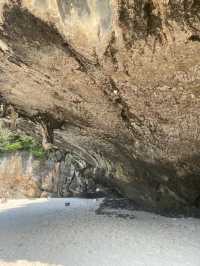 อ่าวมาหยา หาดสวยน้ำใสขึ้นชื่อ