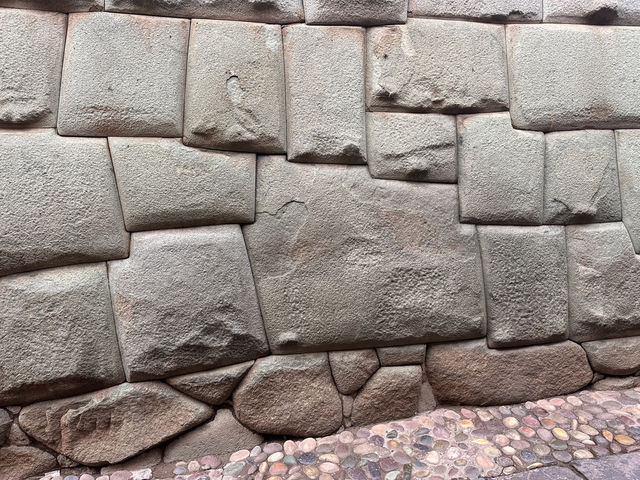 【Twelve Angled Stone｜クスコのインカ建築、精密さに息をのむストーン】