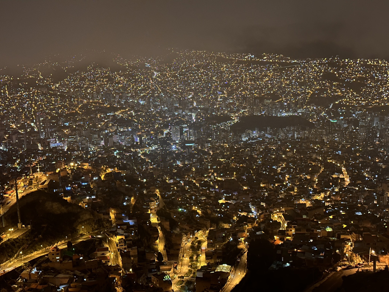 [Enjoy the night view from the La Paz cable car (purple line) | See the glittering lights of the cityscape from 4000m above ground!]