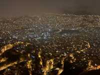 【La Pazのケーブルカー（紫ライン）で夜景を楽しむ｜地上4000 mから灯りきらめく街並みを一望！】