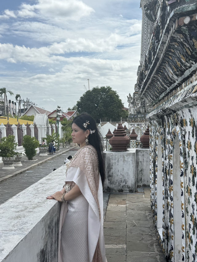 🌅✨ Magical Morning at Wat Arun in Traditional Thai Dress 🇹🇭