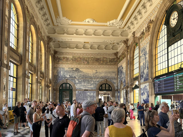 【Porto São Bento駅｜20,000枚のアズレージョに包まれた物語のホール】