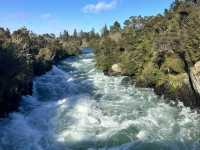 🌊 Huka Falls｜用爆發力演奏的藍色水交響曲 
