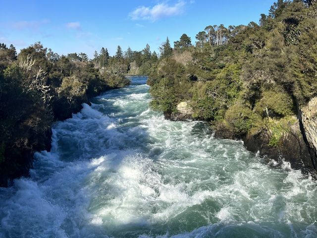 🌊 Huka Falls｜用爆發力演奏的藍色水交響曲 