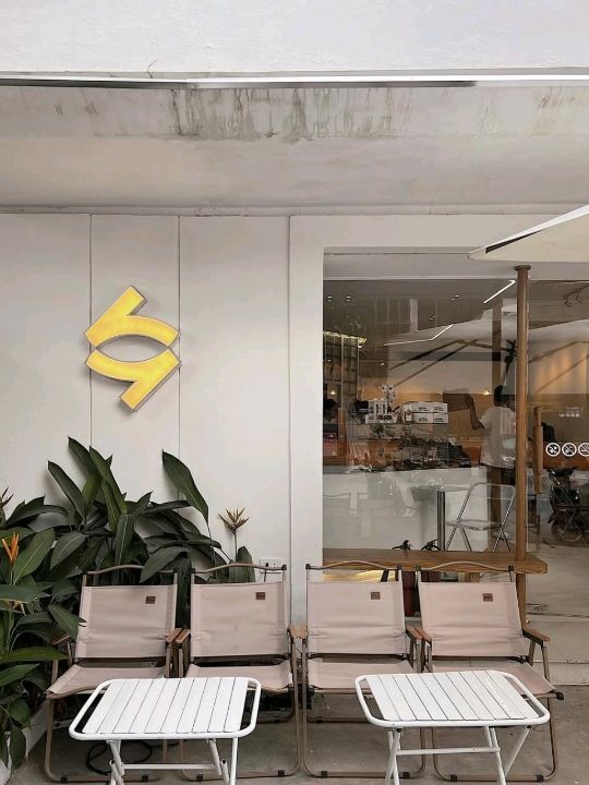 Ra. Bakery & Coffee is a peaceful