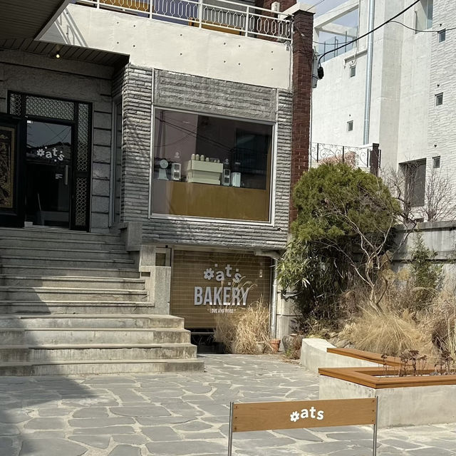 Warmth in Layers & Loaves – My Visit to Oats Coffee, Yeonnam‑dong, Seoul