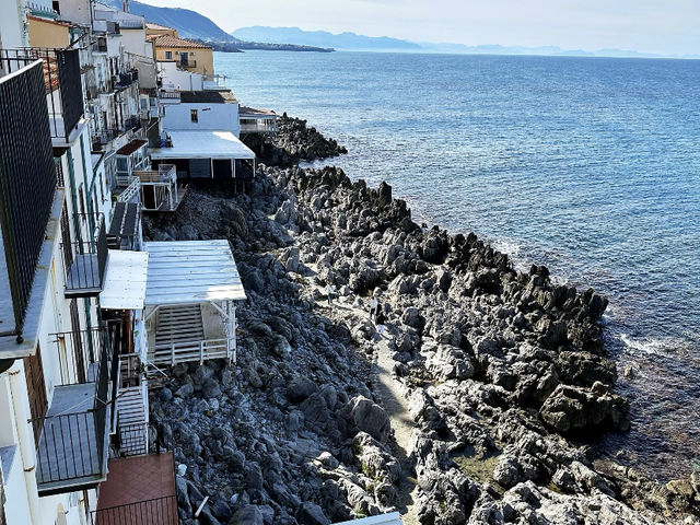 Cefalù, Italy: A Coastal Gem with History and Beauty! 🇮🇹🏖️