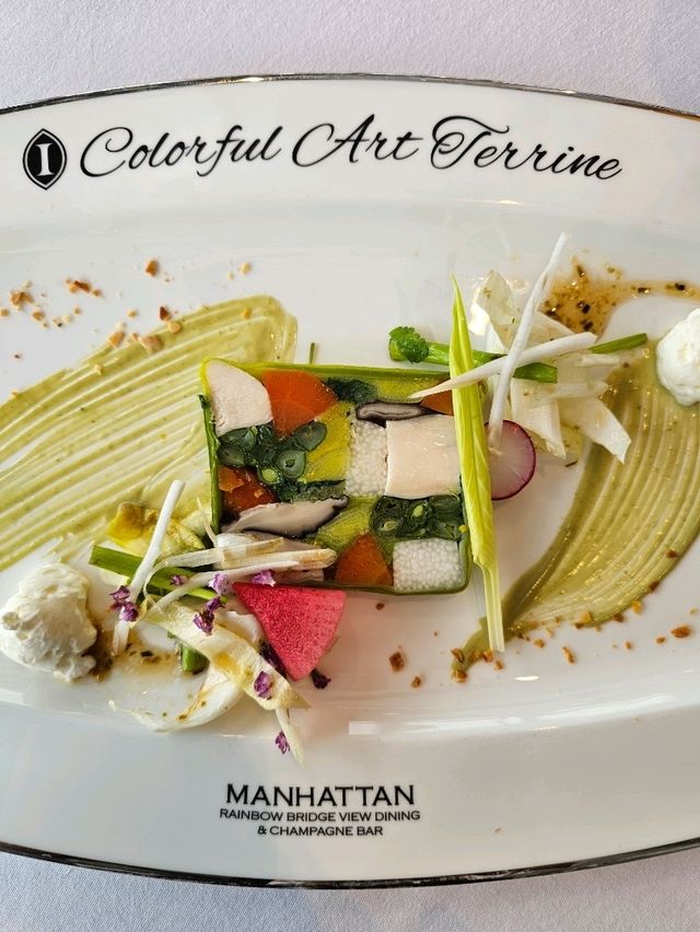 レインボーブリッジを望むテラスで、NYグリルフレンチとシャンパンを🍽️✨
