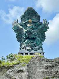 🇮🇩 Discover the Magical Energy of Uluwatu Temple on a Budget!