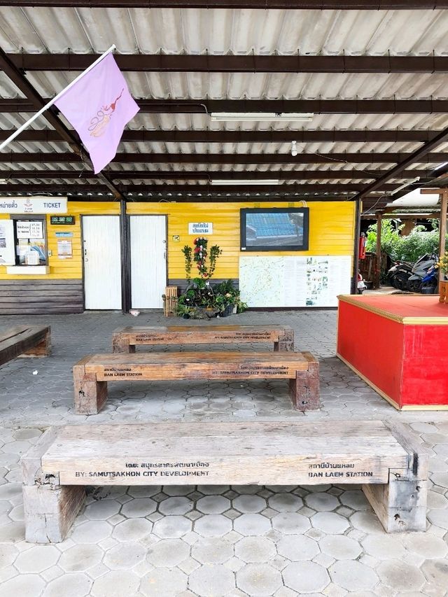 สถานีรถไฟบ้านแหลมนั่งสามล้อชมเมืองท่าฉลอม