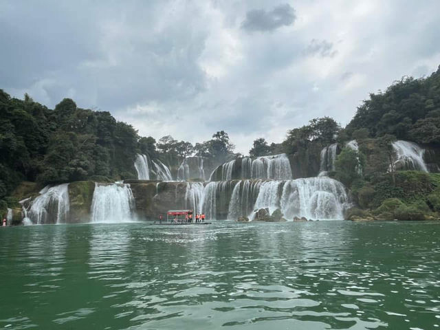 🌊 Detian Transnational Waterfall (德天跨国大瀑布) – A Natural Wonder Shared by Two Nations! 🌊 Detian Transnational Waterfall (德天跨国大瀑布) – A Natural Wonder Shared by Two Nations!