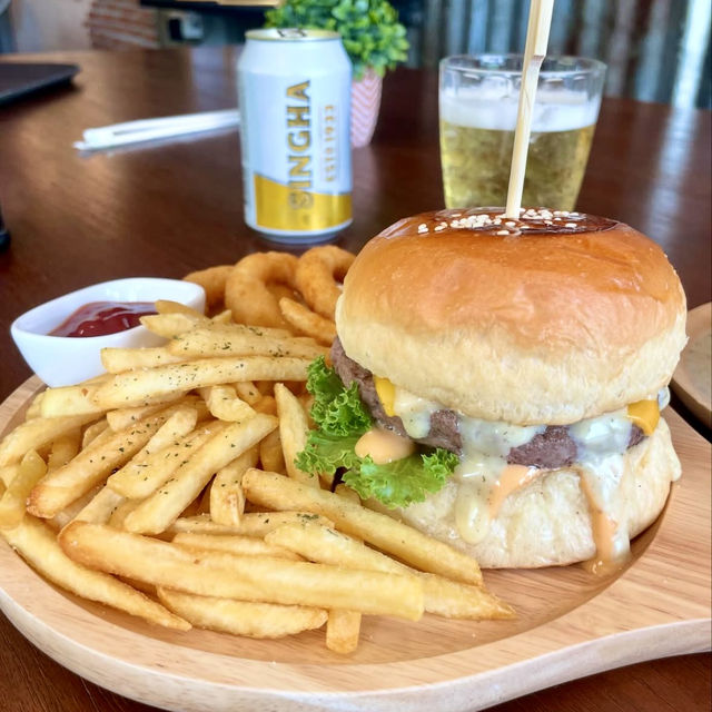 ジューシーな肉感と豊富なメニューが魅力のこだわりの本格バーガー🇹🇭
