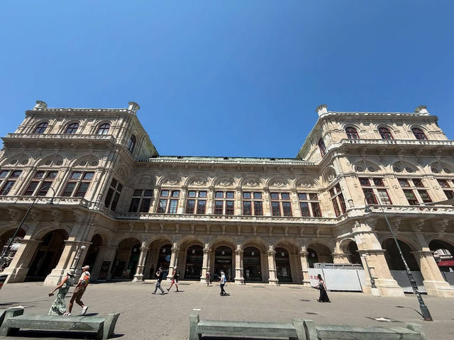 Experiencing Grandeur at the Vienna Opera House Vienna Experiencing Grandeur at the Vienna Opera House Vienna