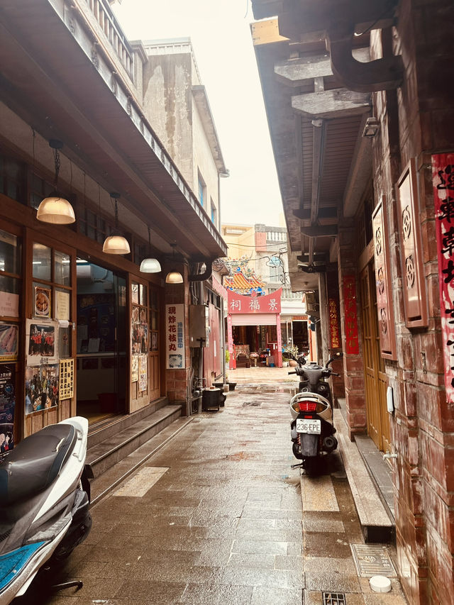 「走進中央老街，時間在紅磚與石巷間慢了下來。」