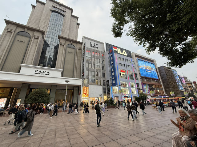 ถนนคนเดินหนานจิง (Nanjing Road Pedestrian Street) 