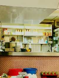 ํ์ฝฉ์์ ๋ก์ปฌ ์ฐจ์ฐฌํฑ ๋ง์ง์ ์ฐพ๊ณ  ์๋ค๋ฉด ๋ฐ๋ก โLuen Wah Cafeโ๋ก!