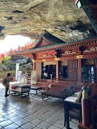 絶壁に位置する神社 本殿は洞窟の中に・・