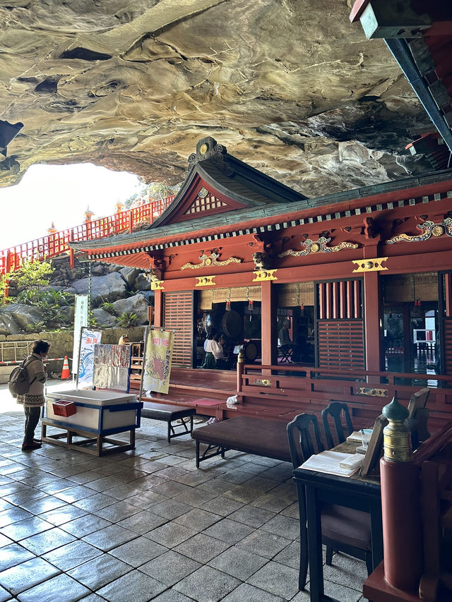 絶壁に位置する神社 本殿は洞窟の中に・・