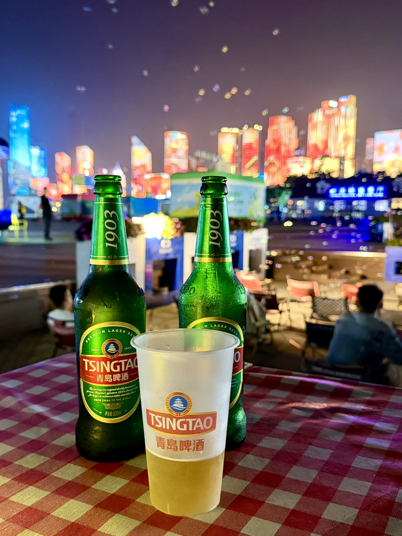 任何來青島旅遊的人都應該在傍晚時分來這裡放鬆一下。這裡氣氛極佳，許多店家都開著門。他們賣紀念品、海鮮，當然還有青島啤酒。每天晚上都有歌手免費演奏。你可以在附近買些食物，一邊欣賞海景和燈火輝煌的建築。這裡氛圍極佳，食物價格實惠、美味可口。就坐在這裡，啜飲啤酒，聆聽美妙的音樂，享受涼爽的海風和迷人的景色，絕對值得。