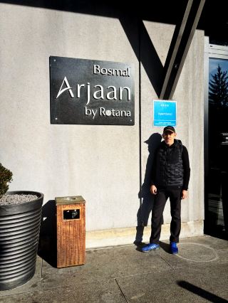 🍽️ 打算去薩拉熱窩新城區 (Novi Grad Sarajevo) 來個短途旅行？博斯馬爾阿爾揚羅塔納酒店 (Bosmal Arjaan by Rotana) 完美契合渴望寬敞、現代舒適和全新設施的旅客的需求。這家煥然一新的飯店非常適合情侶和小團體入住——我們這次入住的房間輕鬆容納了四個人，雖然我們只有兩個人。喜歡寬敞的空間？這裡會讓您賓至如歸。

📍 博斯馬爾阿爾揚羅塔納酒店位於博斯馬爾茲格拉達B區 (Bosmal zgrada B)，地址為米拉納普雷洛加街12A號 (Milana Preloga 12 A)，地理位置優越，既能讓您輕鬆感受薩拉熱窩的城市活力，又能讓您享受新興新城區的寧靜。無論您是自駕遊還是從市中心搭乘計程車，前往飯店都非常方便。

✨ 酒店的亮點在於一塵不染、設備齊全的浴室——瓷磚潔淨如新，燈光明亮，甚至還配備了洗衣機（如果您要進行長途旅行，這將非常方便！）。整個酒店乾淨整潔，煥然一新，給我們留下了深刻的印象，讓我們在一天遊玩後能夠輕鬆放鬆。

🍽️ 拍照小撇步：飯店內部的現代餐廳空間是拍攝時尚晚餐照的理想背景－不妨在窗邊抓拍一張，感受都市時尚氣息吧！

飯店附近，距離薩拉熱窩的標誌性景點僅幾分鐘路程：您可以漫步前往伊利扎鬱鬱蔥蔥的公園，或搭乘火車快速前往巴什恰爾希亞，感受濃鬱的奧斯曼歷史和熱鬧的市集氛圍。

預訂小貼士：透過 trip.com 預訂住宿，可以更輕鬆地安排行程並獲得最佳選擇。

📝 行程安排：入住後，在飯店大廳附近享用早餐，然後探索薩拉熱窩老城的鵝卵石街道，最後回到舒適的 Bosmal Arjaan 餐廳享用晚餐，放鬆身心。新城區的餐飲和咖啡館氛圍日新月異，漫步其中也別有一番樂趣。

#薩拉熱窩 #NoviGrad #HotelStay #ModernStay #tripdotcom