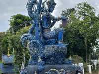 💙【清萊最夢幻藍色系】藍廟 Wat Rong Suea Ten —— 像走進一幅藍色的夢