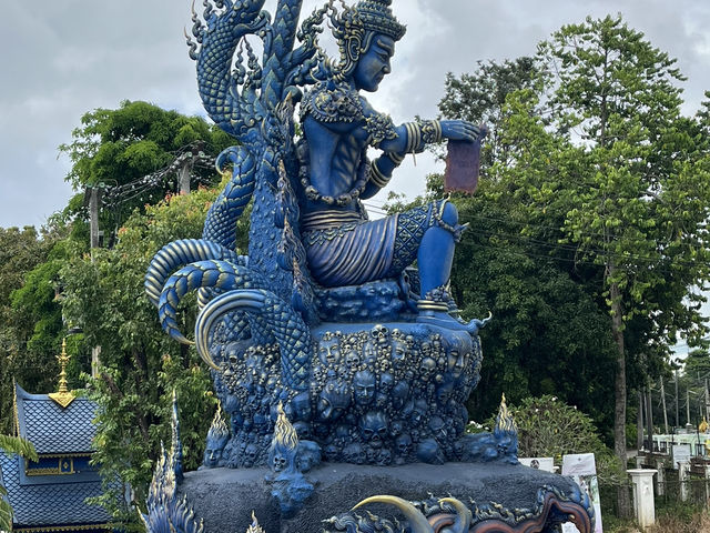 💙【清萊最夢幻藍色系】藍廟 Wat Rong Suea Ten —— 像走進一幅藍色的夢 💙【清萊最夢幻藍色系】藍廟 Wat Rong Suea Ten —— 像走進一幅藍色的夢