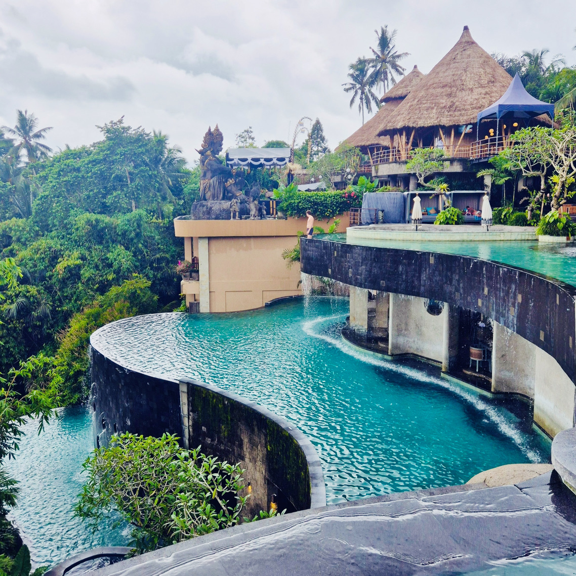 Villa mewah dengan kolam renang yang paling saya sukai di Ubud adalah Kayon 😍♥️ Mereka menyediakan layanan butler 1:1, dan sarapan, kamar, kolam renang pribadi, serta kolam renang utama semuanya indah. Stafnya sangat ramah, yang membuat tempat ini menjadi luar biasa.

Saya sakit selama menginap, dan mereka merawat saya dengan penuh perhatian bahkan menawarkan untuk memanggil dokter, yang sangat menyentuh hati saya! Mereka juga memberikan keranjang buah selamat datang yang melimpah, dan semua fasilitas kamar menggunakan produk Bulgari. Selain kolam renang pribadi, suhu jacuzzi juga sempurna dan sangat menyenangkan ♥️

Ini adalah tempat yang luar biasa untuk bulan madu atau merayakan hari jadi, Sangat layak dengan harga yang tinggi ♥️♥️♥️