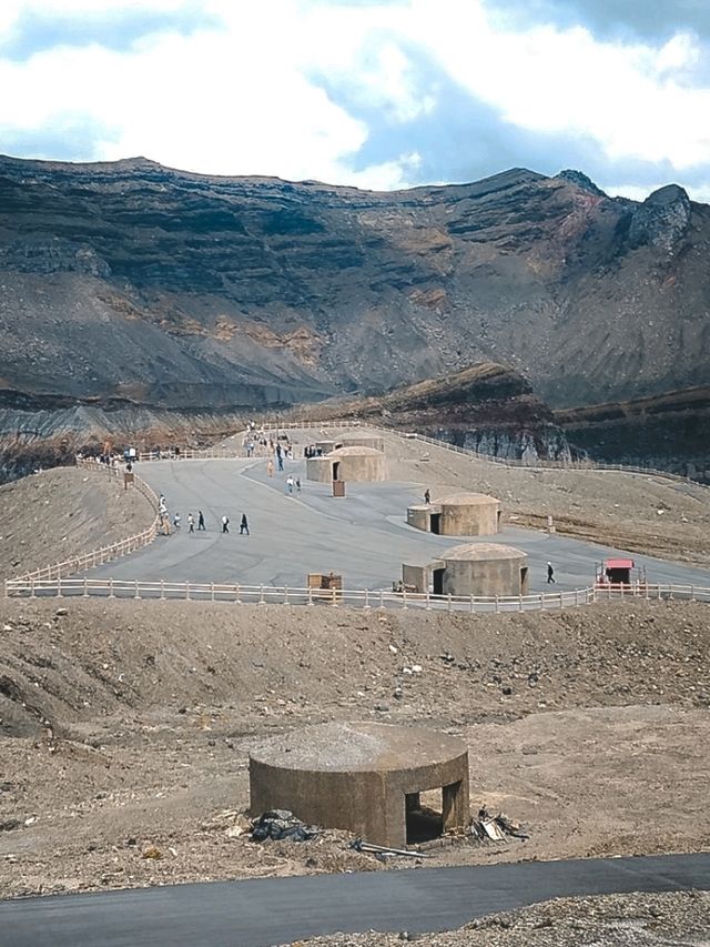Peer into the Abyss: The Hardcore Guide to Mount Aso’s Active Crater 🌋💨🚨