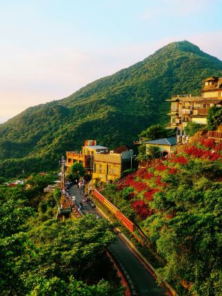 From Keelung Waves to Jiufen Lights