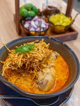 ไทย กรุงเทพฯ - พากินข้าวซอยร้อนๆ รสชาติเข้มข้นจัดจ้านที่ "PORWA RESTAURANT"..