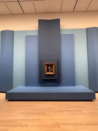 Iconic Masterpiece Debuts at Nakanoshima Museum of Art, Osaka: "Girl with a Pearl Earring" Special Exhibition × Sleek Black Cube Architecture × Giant Cat Sculpture 
