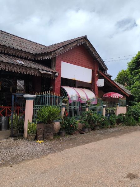 [Udomxay Sweets] Cửa hàng kem của bà Southida là một cửa hàng bánh kẹo nổi tiếng, chuyên phục vụ kem tự làm và mang đến không gian ấm cúng, đậm chất địa phương.