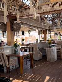 【特色住宿】聖托里尼島3日2夜行程分享：Villa Mercedes酒店，租電單車2日全日遊只需€25一天。【必玩景點】Thira、Oia、Volcano+boat trip。【必吃美食】Galini早午餐。【影相打卡位】Oia日落、Galini hotel、紅沙灘。【小貼士】租車更方便、價錢更平宜