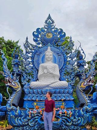 Rong Suea Ten: The Blue Temple That Blends Tradition with Bold Artistry